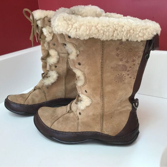 The North Face Abbey III Lace Up Suede Boots (7) - Picture 3 of 16